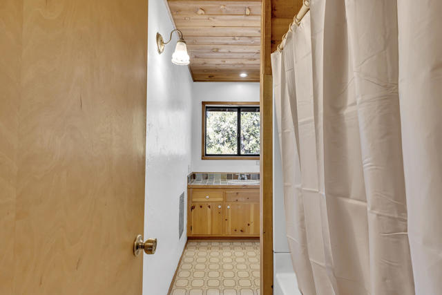53340 Idyllbrook Drive, Idyllwild CA: https://media.crmls.org/mediaz/5e7ac791-704e-465c-9b9e-d743b60286d5.jpg