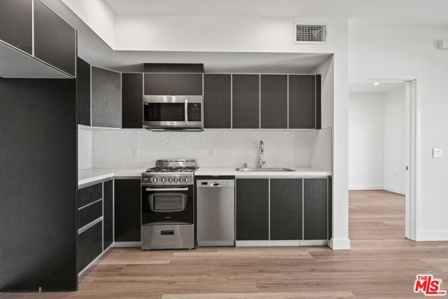3657 Motor, Los Angeles CA: https://media.crmls.org/mediaz/5e7bdd08-b3b1-4cda-aa96-023d512450f8.jpg