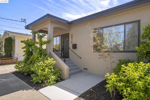 2516 Mathews St, Berkeley CA: https://media.crmls.org/mediaz/5e7c4fb6-69d7-43cb-bc3d-683b93d4cec2.jpg