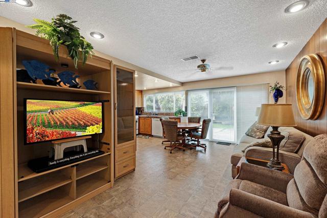 576 Emerald St, Livermore CA: https://media.crmls.org/mediaz/5e7c5ed6-218c-48c4-a746-bd611f76947f.jpg