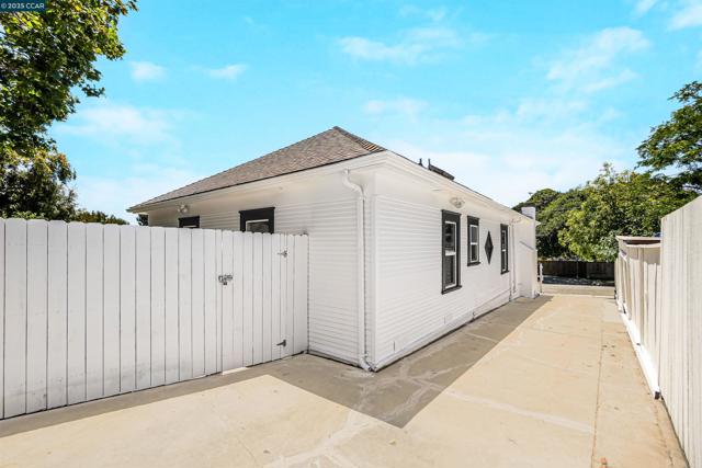 2718 Carmel St, Oakland CA: https://media.crmls.org/mediaz/5e7c7b81-8bb5-4645-a6d6-b53247d0760a.jpg