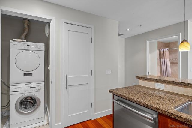 700 W E St, San Diego CA: https://media.crmls.org/mediaz/5e7de910-f2a8-4cfc-92e5-10f5551eeb55.jpg