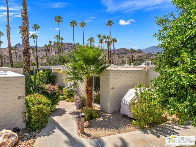 207 Desert Lakes Drive, Palm Springs CA: https://media.crmls.org/mediaz/5e7e4467-337c-4bcf-bcf3-d3e2ced1907b.jpg