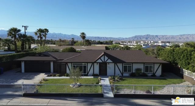 372 E Molino Road, Palm Springs CA: https://media.crmls.org/mediaz/5e800ab3-a0e2-415b-bc89-e2d54fbe207f.jpg
