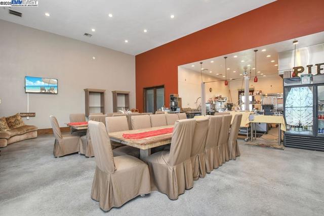8091 Balfour Rd, Brentwood CA: https://media.crmls.org/mediaz/5e8089f5-a88f-4de3-86f4-83f33b2e9a08.jpg