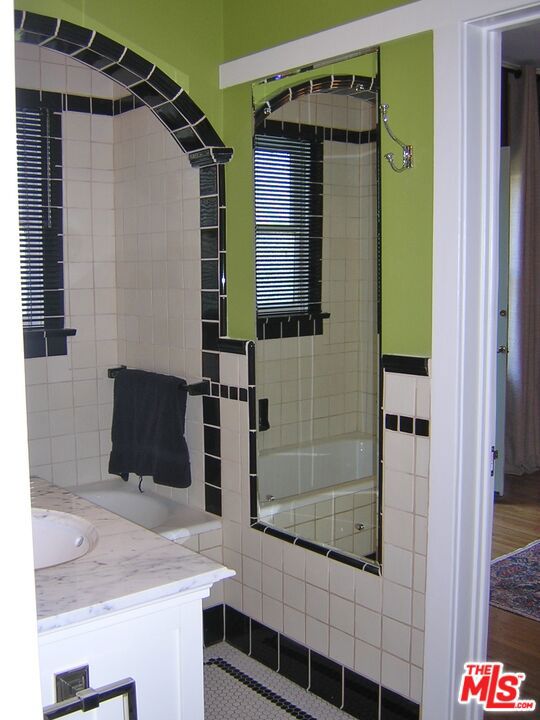 914 S Burnside Avenue, Los Angeles CA: https://media.crmls.org/mediaz/5e80b9a6-b0fc-42d1-af3f-c2be5df94582.jpg