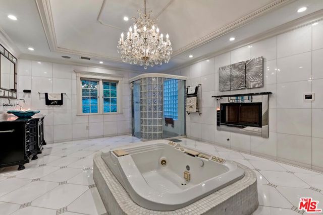 725 N Faring Road, Los Angeles CA: https://media.crmls.org/mediaz/5e80de0d-f488-4f97-9ec0-e2eecf8a0933.jpg