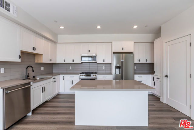 857 N Hayworth Avenue, Los Angeles CA: https://media.crmls.org/mediaz/5e811211-d72e-4a7f-8a3f-7989e285c541.jpg