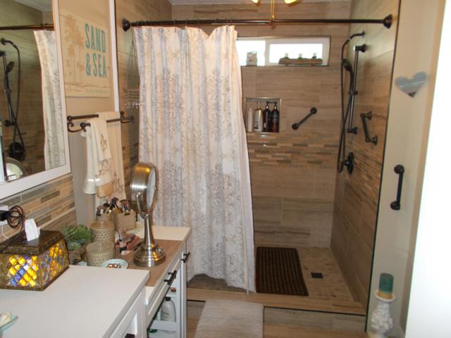 38703 Desert Greens E Drive, Palm Desert CA: https://media.crmls.org/mediaz/5e818cf4-b973-4440-ad57-ec33601a4710.jpg