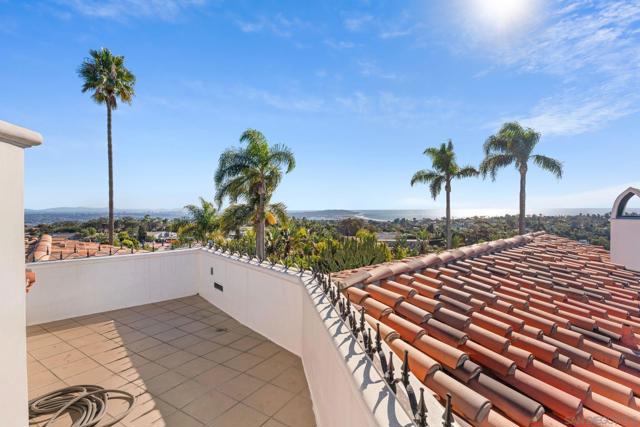 6692 La Jolla Scenic Dr S, La Jolla CA: https://media.crmls.org/mediaz/5e81cf8f-05a6-40a0-9136-39cc6e629084.jpg