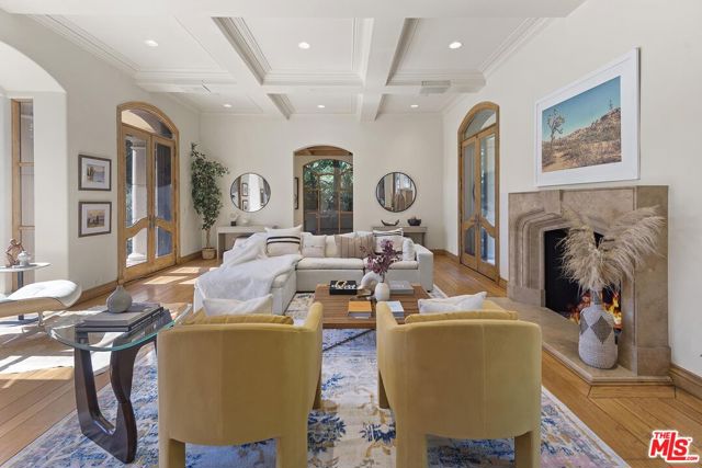 1549 Lindacrest Drive, Beverly Hills CA: https://media.crmls.org/mediaz/5e821dff-2217-473d-a79b-7ffc39541c70.jpg