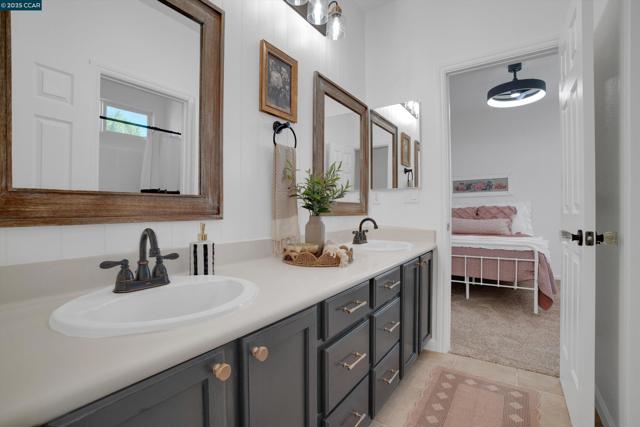 2856 Gardenside Ct, Brentwood CA: https://media.crmls.org/mediaz/5e822b5f-6568-4431-8c76-15bfb3854cf6.jpg