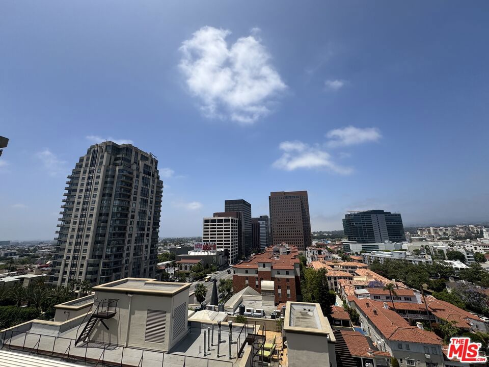 https://media.crmls.org/mediaz/5e83aa20-540c-48f9-a13a-2b06c415d308.jpg?preset=X-Large