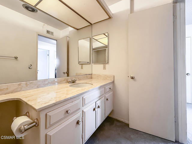 136 Erten Street, Thousand Oaks CA: https://media.crmls.org/mediaz/5e83e2c0-064d-4e56-a383-f877631abdab.jpg