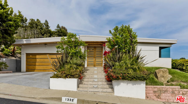 1332 El Hito Circle, Pacific Palisades CA: https://media.crmls.org/mediaz/5e843fb9-e49a-4907-92fc-359ba9aec6a1.jpg
