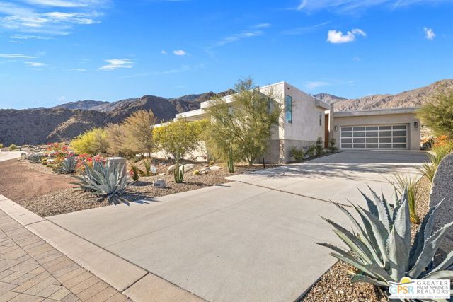 2381 Vista Palizada Drive, Palm Springs CA: https://media.crmls.org/mediaz/5e847d55-7fcd-4edc-bc1d-b041ce6c2a23.jpg