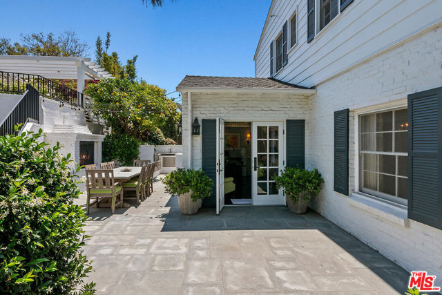 10428 Wyton Drive, Los Angeles CA: https://media.crmls.org/mediaz/5e84b02b-7de8-4500-9820-385f340f58e6.jpg