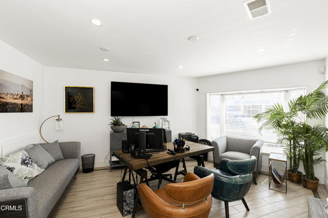 2516 Roosevelt Boulevard, Oxnard CA: https://media.crmls.org/mediaz/5e852d2c-5278-4f09-bf6f-728ef7aa11e8.jpg