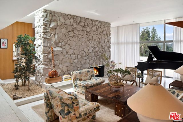 11513 Dona Cecilia Drive, Studio City CA: https://media.crmls.org/mediaz/5e856e21-630a-462e-a814-cc19e364d203.jpg