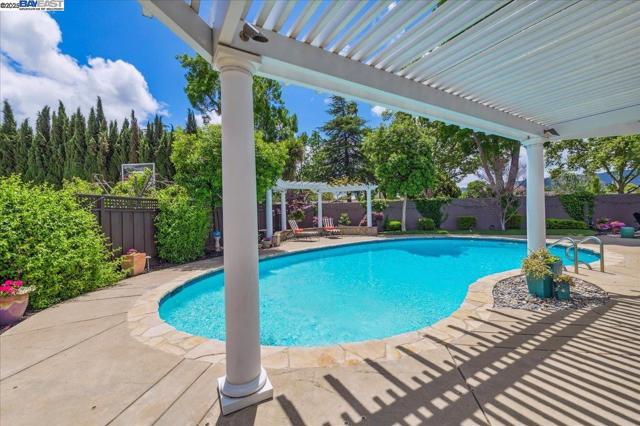 5204 Hummingbird Rd, Pleasanton CA: https://media.crmls.org/mediaz/5e862f3e-ce76-482c-99d7-23332a88cbcb.jpg