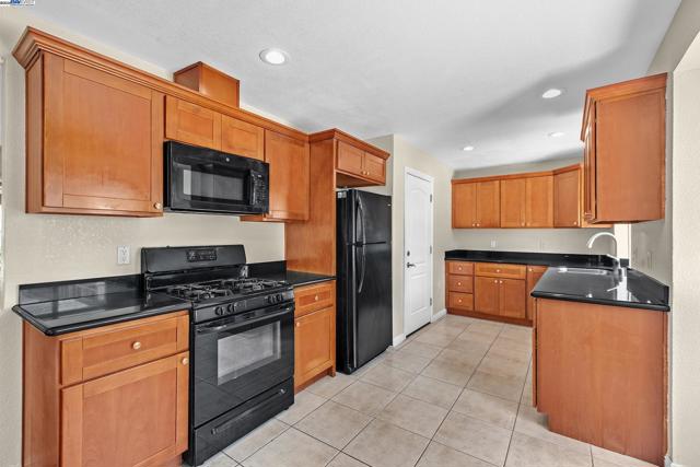 22013 Queen St, Castro Valley CA: https://media.crmls.org/mediaz/5e87589e-9388-4a5b-9b16-3bd41f89fd40.jpg