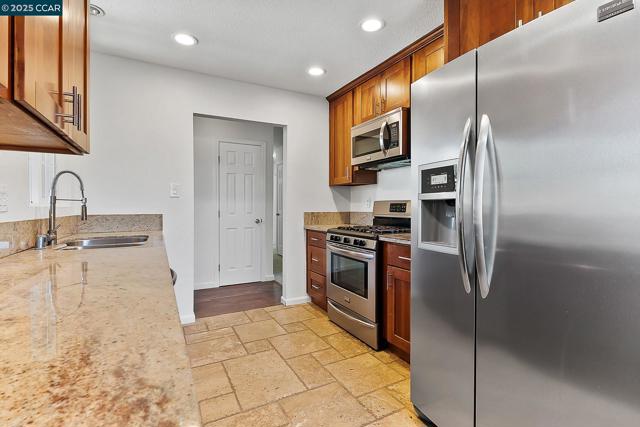 2425 Jerilynn Dr, Concord CA: https://media.crmls.org/mediaz/5e87b89c-b137-46dc-8a37-901d19d4249a.jpg