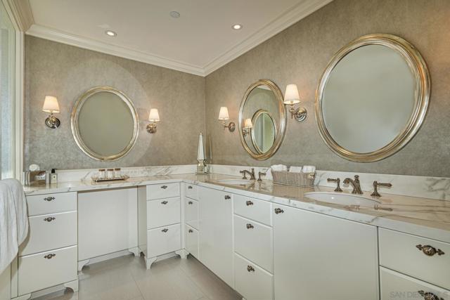 700 Front Street, San Diego CA: https://media.crmls.org/mediaz/5e88594b-4f1b-4148-a019-b16ca3c6eced.jpg