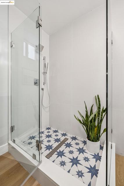 617 59th St, Oakland CA: https://media.crmls.org/mediaz/5e88676d-d824-42b4-a545-9349c2a413a0.jpg