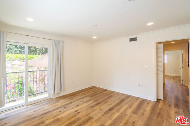 1529 S BEVERLY Drive, Los Angeles CA: https://media.crmls.org/mediaz/5e890354-af09-439b-afb8-494ba023308d.jpg