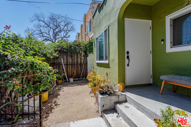 4307 Burns Avenue, Los Angeles CA: https://media.crmls.org/mediaz/5e890575-78db-4588-9c13-2bf6236a0388.jpg
