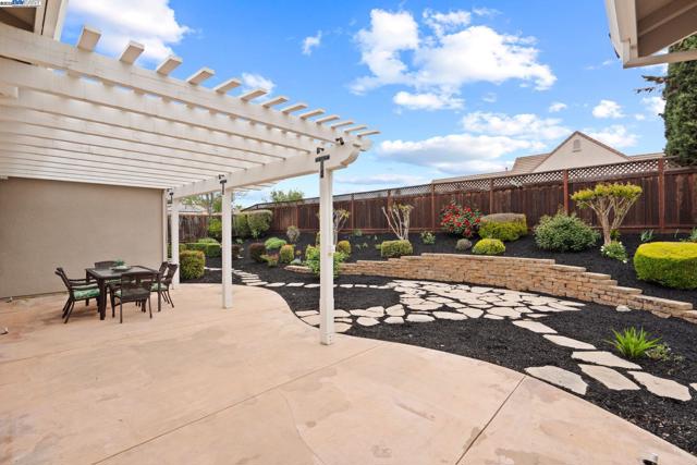1646 Cascina Ct, Livermore CA: https://media.crmls.org/mediaz/5e8a1f11-e94f-43d1-aff3-19b89dc366cc.jpg