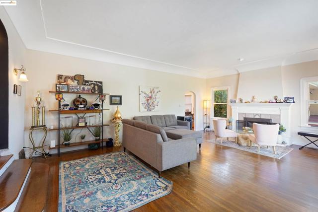 120 Sunset Ave, Vallejo CA: https://media.crmls.org/mediaz/5e8a6bf1-035e-46cc-bae2-68f143b0ecb1.jpg