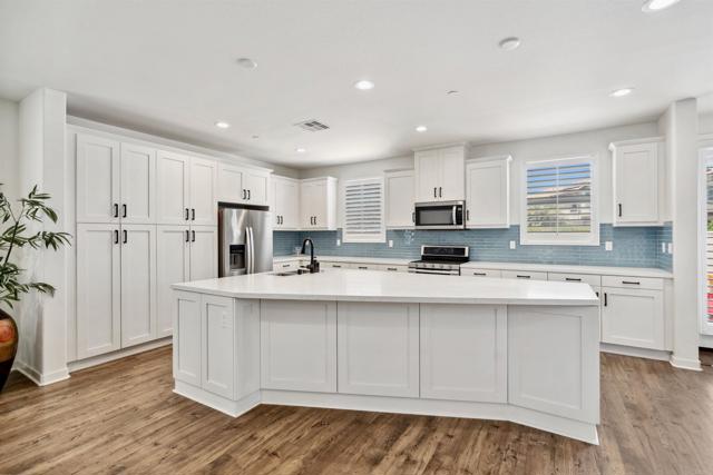 Detail Gallery Image 4 of 34 For 4203 Calle Del Vista, Oceanside,  CA 92057 - 4 Beds | 3 Baths