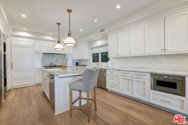 2322 Canyonback Road, Los Angeles CA: https://media.crmls.org/mediaz/5e8b2f85-0198-4765-921f-337041b0763e.jpg