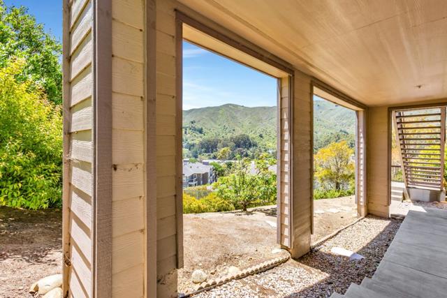 33 Lupine Valley Court, Brisbane CA: https://media.crmls.org/mediaz/5e8c0c10-525b-4813-963e-a94be8278532.jpg