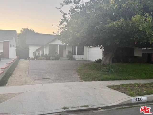 9333 Swinton Avenue, North Hills CA: https://media.crmls.org/mediaz/5e8c1c5d-30e3-4d3c-b6e0-6912d9b9c765.jpg