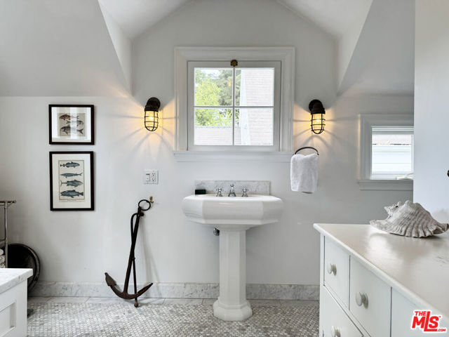 2121 Trently Lane,  CA: https://media.crmls.org/mediaz/5e8c7b23-3694-46f6-905d-5e3a60d840fa.jpg