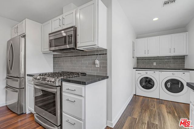 7024 De Longpre Avenue, Los Angeles CA: https://media.crmls.org/mediaz/5e8cc42a-bb3c-4c5e-9521-8a6e4cacbe67.jpg