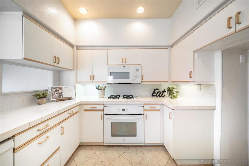 11985 Tivoli Park Row - photo 13