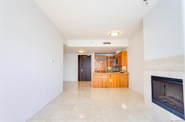 550 Front St, San Diego CA: https://media.crmls.org/mediaz/5e8e0ea9-3e30-460d-ae80-501e15c6eca7.jpg
