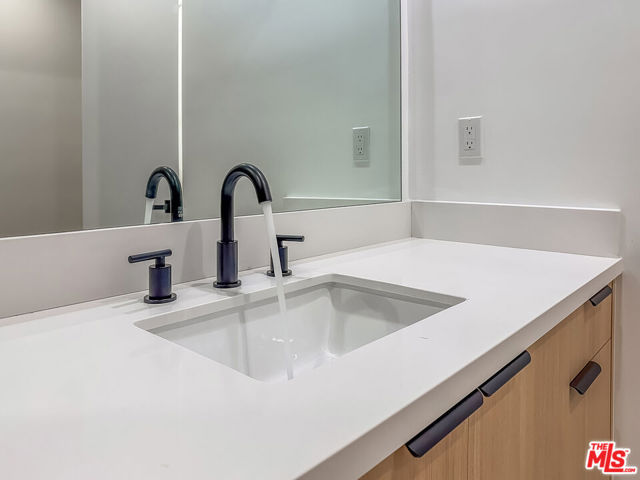 150 N Arnaz Drive, Beverly Hills CA: https://media.crmls.org/mediaz/5e8e107d-49d2-4a73-980e-ae069138028f.jpg