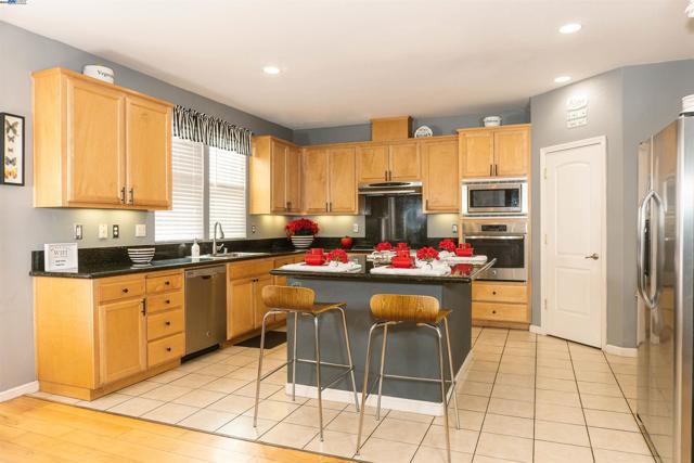 7064 Alder Creek Rd, Vallejo CA: https://media.crmls.org/mediaz/5e8e611a-64bf-4528-8ad2-3eacfcc2448a.jpg