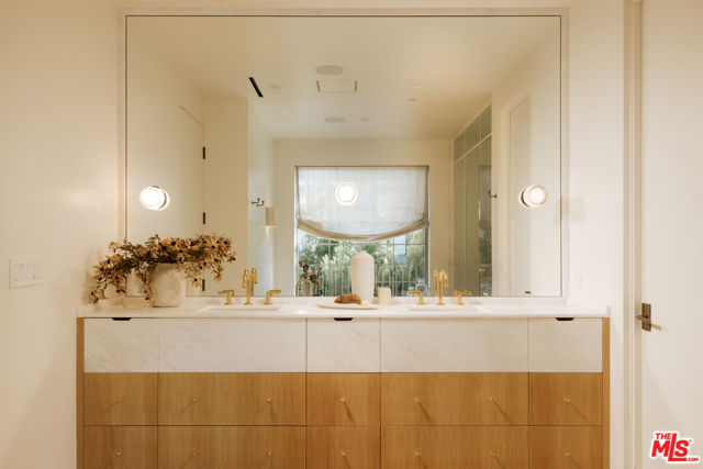 4209 Vantage Avenue, Studio City CA: https://media.crmls.org/mediaz/5e8ea242-5c60-4c7f-8a3f-f2de9a5b4960.jpg