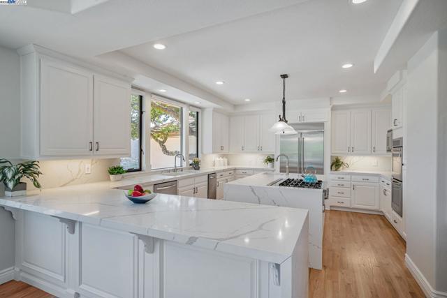 530 Oakshire Pl, Alamo CA: https://media.crmls.org/mediaz/5e91d4aa-f55c-4fc7-9a3c-da2e4fe0589a.jpg