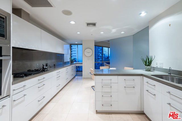 10490 Wilshire Boulevard, Los Angeles CA: https://media.crmls.org/mediaz/5e92423f-acda-4a67-9366-ccb54b4912e4.jpg