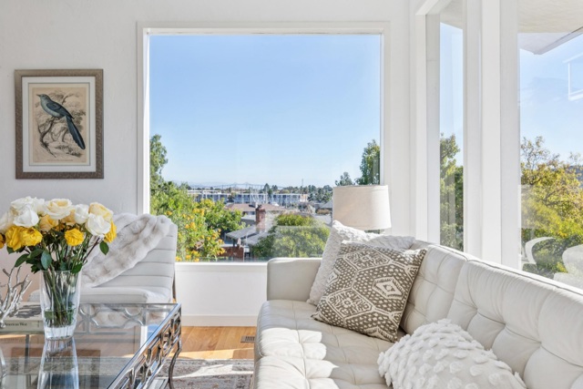 28 Marina Court Dr, San Rafael CA: https://media.crmls.org/mediaz/5e930502-76f7-4767-879b-355aaaf7c623.jpg