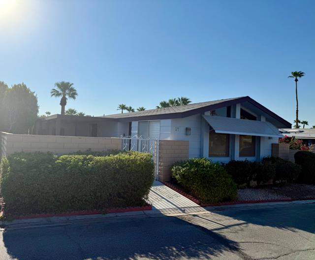 14 International Boulevard, Rancho Mirage CA: https://media.crmls.org/mediaz/5e933803-74af-4350-8d23-9d122fceadb0.jpg