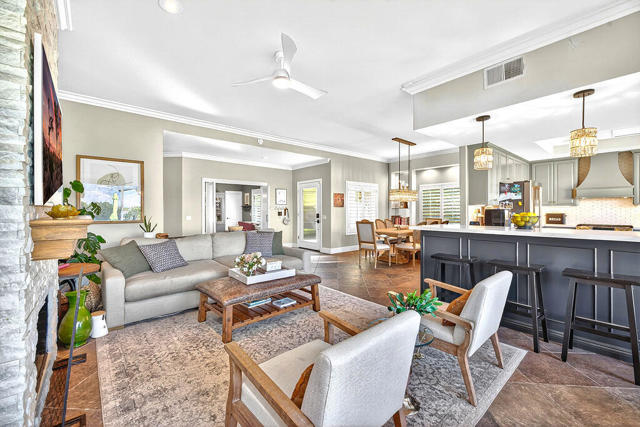 10 Colonial Drive, Rancho Mirage CA: https://media.crmls.org/mediaz/5e9394d3-0a2a-474b-94fe-6d45b5c55742.jpg