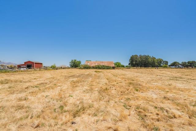 7327 Lovers Lane, Hollister CA: https://media.crmls.org/mediaz/5e93d9e1-bdba-45e4-80b2-156b798fbbf6.jpg