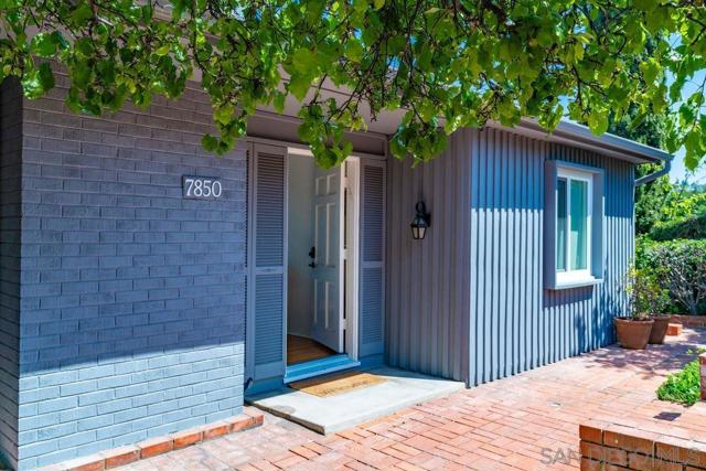 7850 Roseland Dr, La Jolla CA: https://media.crmls.org/mediaz/5e93ea9e-3386-45c9-9ed8-c233e5b992fb.jpg